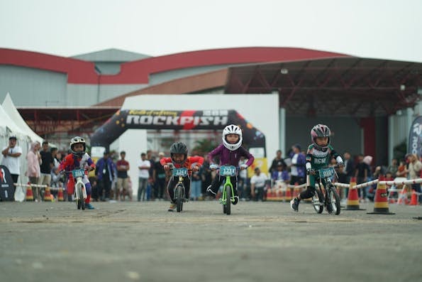 Hari Kedua PEVS 2024: Diwarnai Parade Komunitas Kendaraan Listrik dan Komitmen&nbsp;Brand