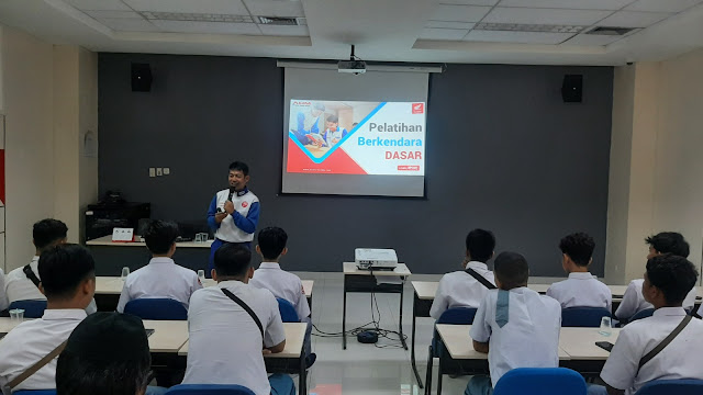 MPM Honda Jatim Beri Edukasi Safety Riding pada 300 Pelajar SMK dan Guru Agar Jadi Generasi&nbsp;#Cari_Aman