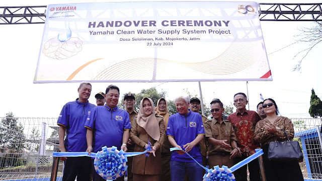 Rayakan HUT Ke-50, Bos Yamaha Serahkan Alat Penjernih Air Untuk Kebutuhan Minum Penduduk Desa Seloliman&nbsp;Mojokerto